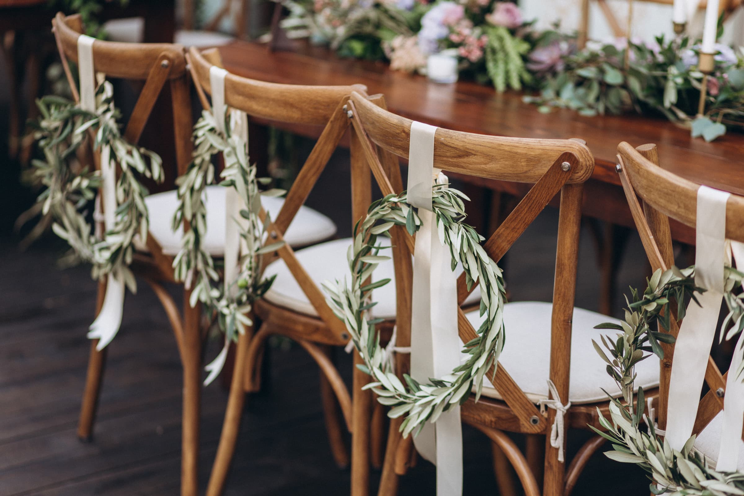Alquiler de mobiliario para bodas, sillas de madera