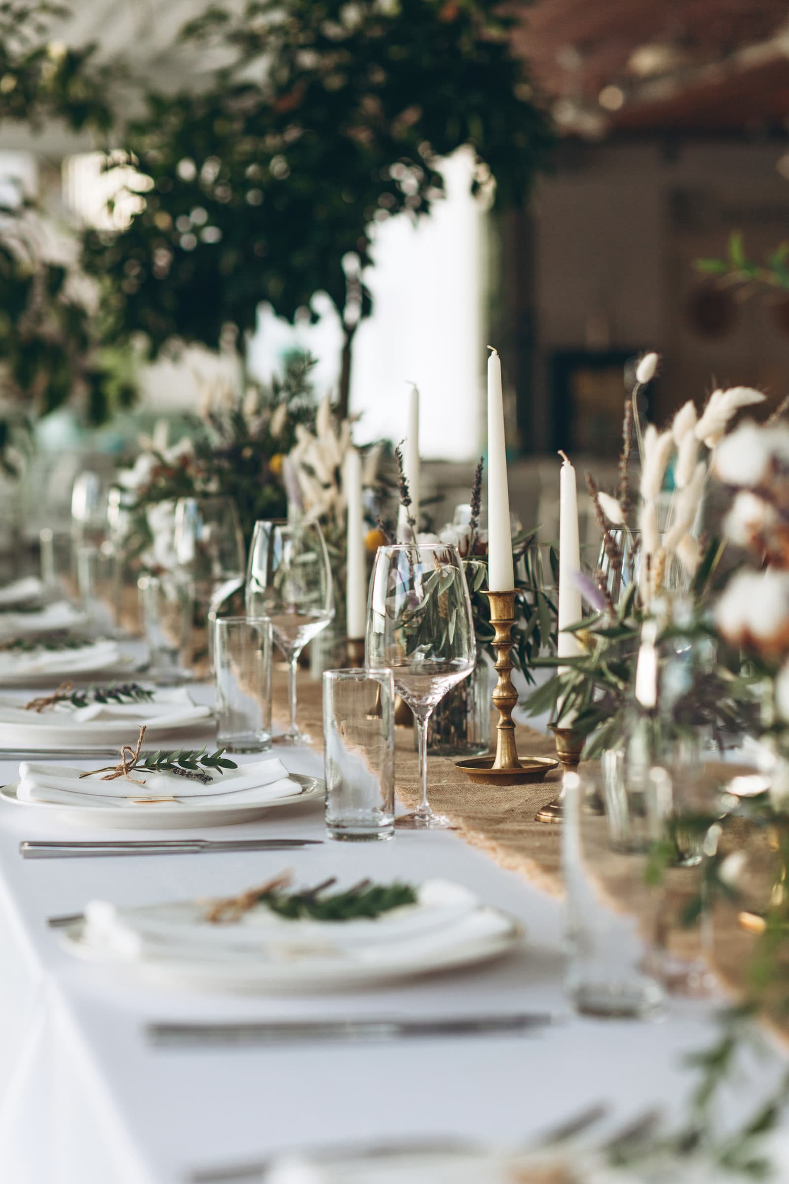 Mobiliario y menaje de boda. Montaje de mesa de boda